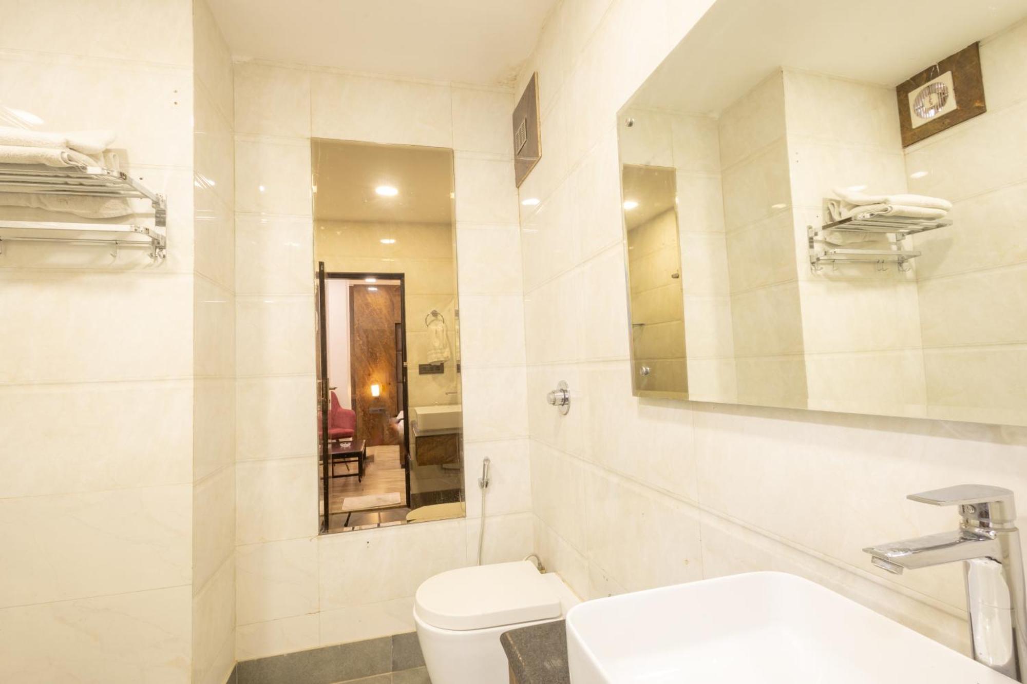 Hotel Cosmo Near Blk Hospital Karol Bagh Delhi  Bagian luar foto